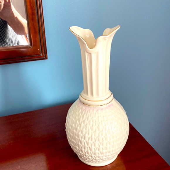 Belleek vase - Picture 1 of 4
